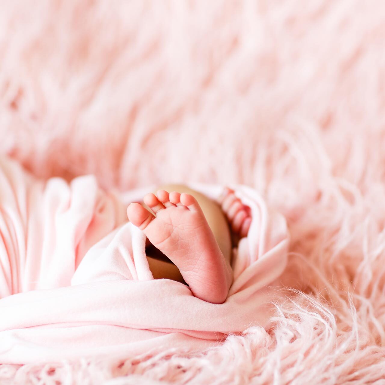 newborn-pinkblanket-05
